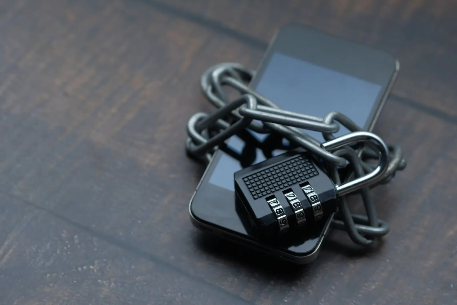 Celular con una cadena y un candado encima
