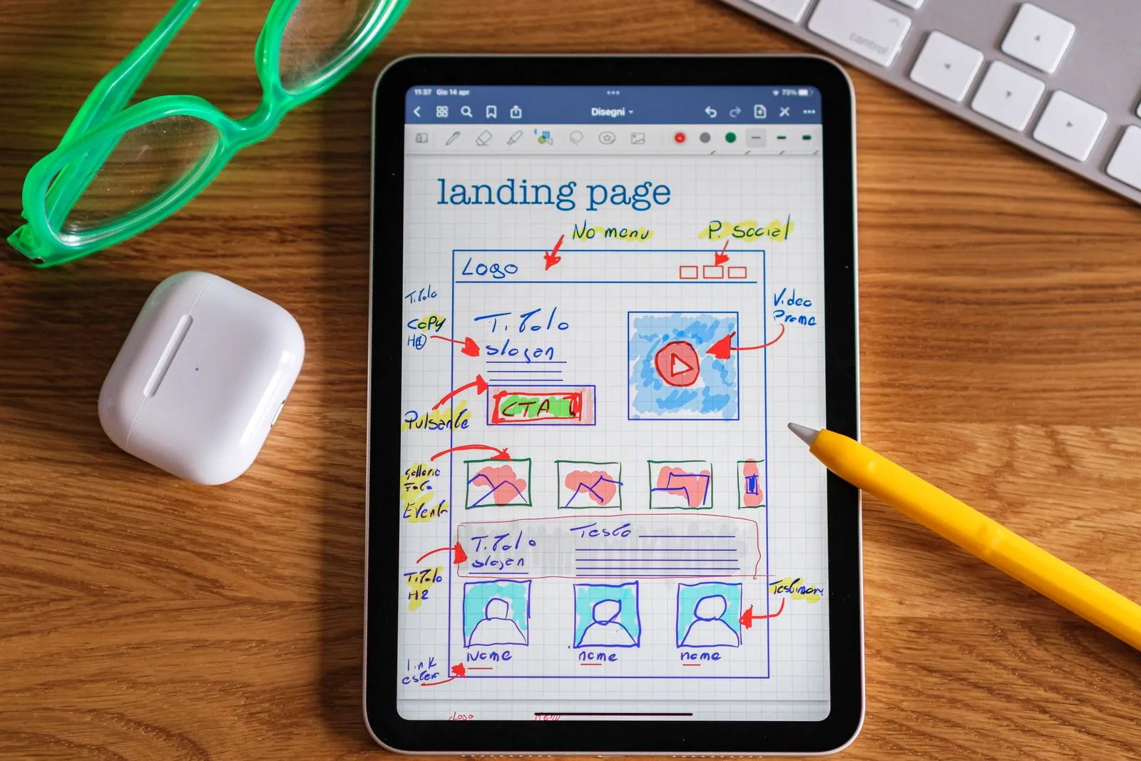 Tableta con el boceto a mano de una landing page