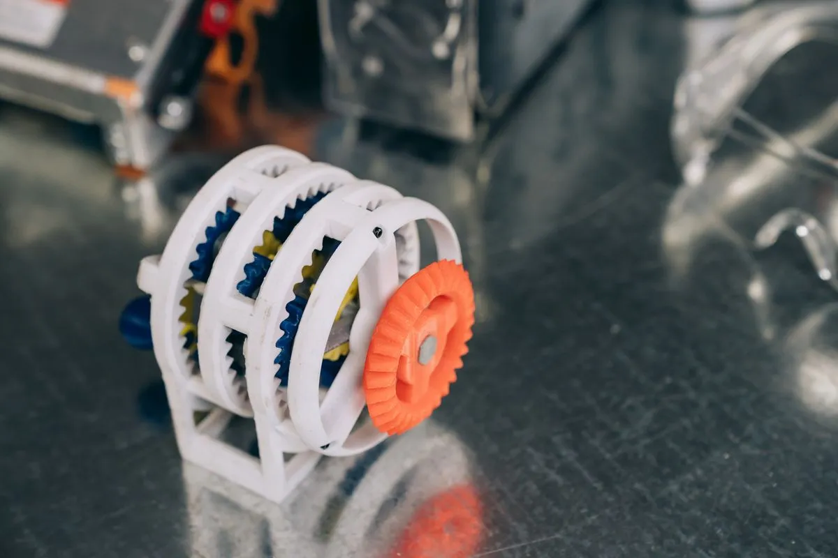 Engranaje impreso en 3D sobre una superficie metálica
