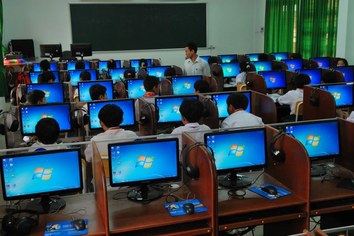 Aula de cómputo con estudiantes frente a las computadoras