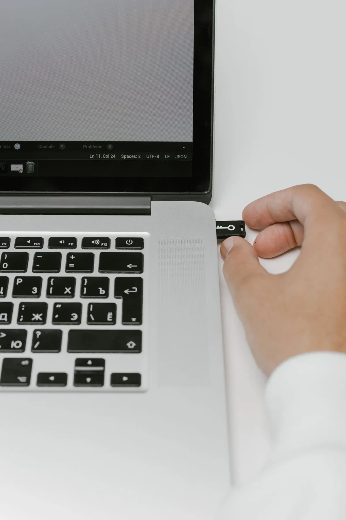 Mano conectando una memoria USB a una laptop